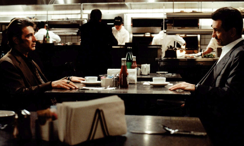 Cena de Al Pacino e Robert De Niro em Heat | Foto: Reprodução/IMDb - Warner Bros. Entertainment Inc.