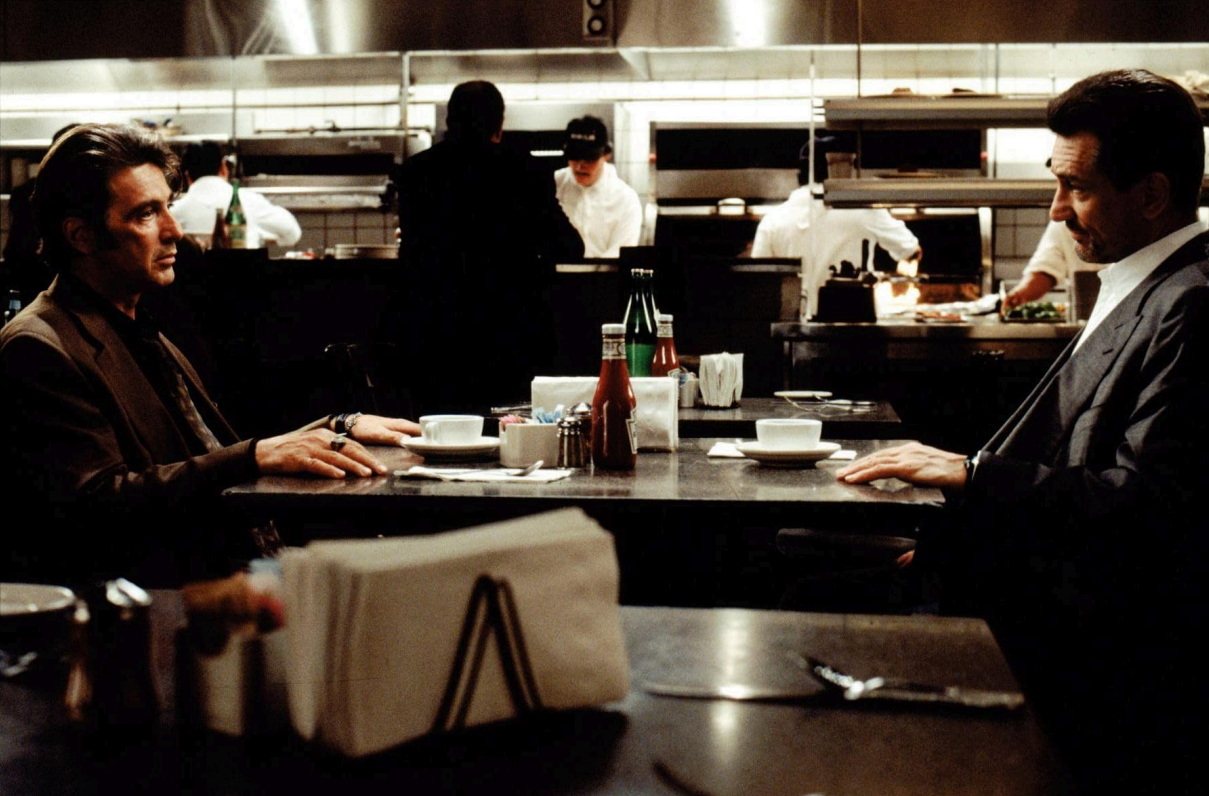 Cena de Al Pacino e Robert De Niro em Heat | Foto: Reprodução/IMDb - Warner Bros. Entertainment Inc.